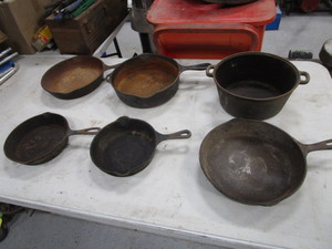 lot 257 image: Vintage Cast Iron Frying Pans & Pots