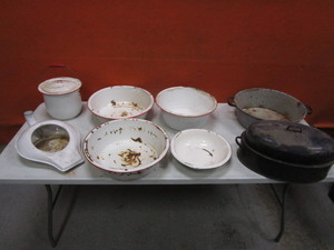 lot 272 image: Vintage Enamel Pieces