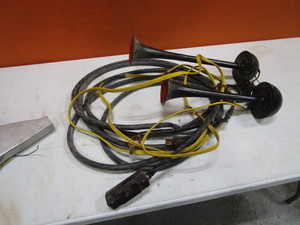lot 276 image: 12v Air Horn Setup & Boat Light