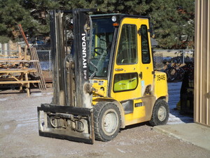 lot 1 image: 2012 Hyundai 33D-7E 6,500lb Diesel Forklift wCab & Heat