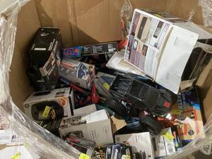 lot 901 image: Wholesale Pallet of Assorted Miscellaneous Items