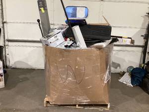 lot 903 image: Wholesale Pallet of Assorted Miscellaneous Items