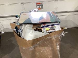 lot 910 image: Wholesale Pallet of Assorted Miscellaneous Items