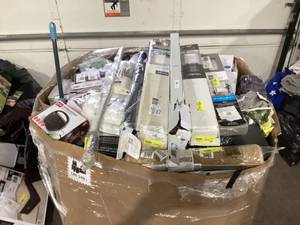 lot 912 image: Wholesale Pallet of Assorted Miscellaneous Items