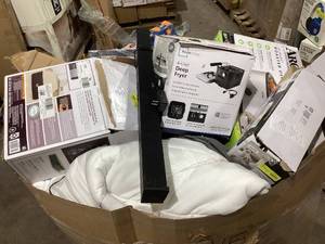 lot 915 image: Wholesale Pallet of Assorted Miscellaneous Items