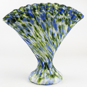 lot 71 image: FENTON Vasa Murrhina 8  Fan Vase - Adventurine Green & Blue  #6456RG