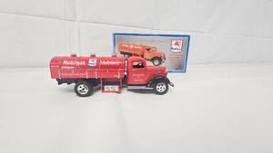 Mobil 1937 Tanker Truck Die Cast Replica