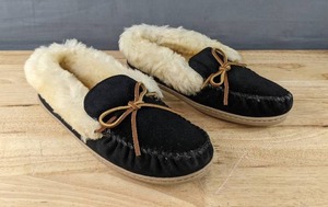lot 226M image: New Minnetonka Alpine Genuine Sheepskin Slipper Moccasin Shoes Womens Size 11 BlackCream N