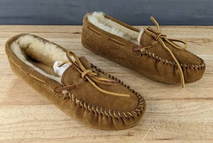 lot 181M image: Minnetonka Sheepskin Soft Sole Moccasin Shoes Womens Size 7 Tan N