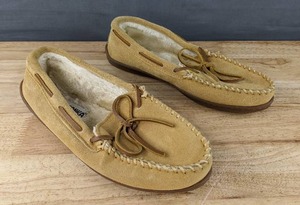 lot 196M image: Minnetonka Pile Lined Hard Sole Moccasin Shoes Mens Size 9 Tan N