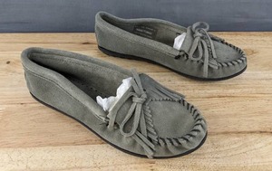 lot 221M image: Minnetonka Kilty Hard Sole Moccasin Shoes Womens Size 8.5 Light Grey N
