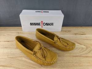 lot 16M image: Mens Minnetonka Moccasin Double Deerskin Softsole Size 10 Natural N
