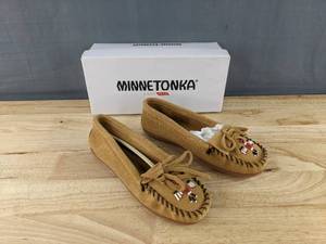 lot 26M image: New Womens Minnetonka Moccasin Thunderbird Animikii Hardsole Size 7 Taupe N