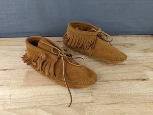lot 61M image: Womens Minnetonka Moccasin Classic Fringe Softsole Boot Size 7.5 Brown N