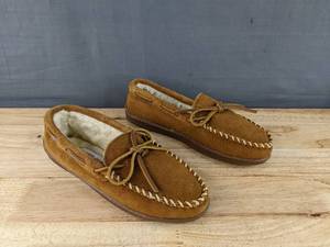 lot 91M image: New Womens Minnetonka Moccasin Pile Lined Hardsole Size 7 Brown N