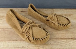 lot 161M image: Minnetonka Kilty Soft Sole Moccasin Shoes Womens Size 8.5 Tan N