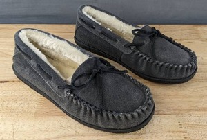 lot 116M image: New Minnetonka Sheepskin Hard Sole Moccasin Shoes Womens Size 6 Grey N