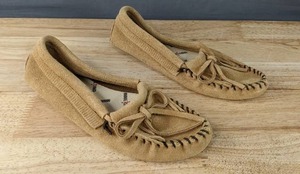lot 151M image: Minnetonka Kilty Sole Soft Moccasin Shoes Womens Size 6 Tan N