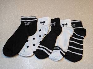 lot 407 image: Five New Pair Of Mouse Face Anklets Black White P