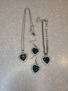 lot 418 image: New Heart Shaped Bracelet Earrings Necklace Silvery Malachite Green P