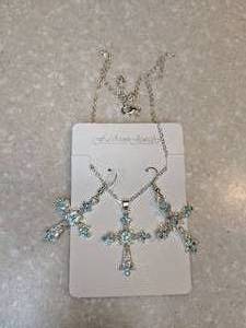 lot 426 image: New Sparkling Rhinestone Cross Earrings And Necklace Silvery Blue P