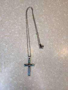 lot 428 image: New Silvery Turquoise Cross Necklace Natural Stone P