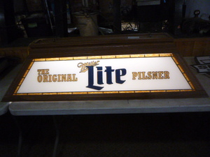 lot 1 image: Miller Lite Billiard Lamp