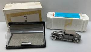 lot 9 image: Franklin Mint (1933 Daesenberg SJ Twenty Grand) Miniature Die Cast In Original Box & Display Case In Original Box
