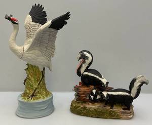 lot 39 image: Vintage Ski Country Wooping Crane & Skunk Family Collectible Decanters (EMPTY)