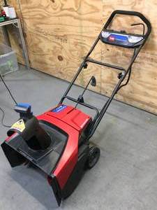 lot 7 image: Toro 21 Power Clear e21 60V Snow Blower Model # 39901  Tool Only