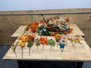 lot 132 image: Large Lot of Various Decorations