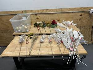 lot 148 image: Lot of Miscellaneous ChristmasHoliday Decorations