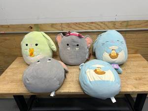 lot 150 image: SQUISHMALLOWS Lot of 5- Pillows