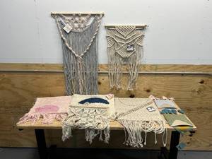 lot 113 image: Lot of Home Decor Items