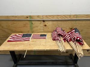 lot 168 image: Lot of United States Flags (2 sizes)