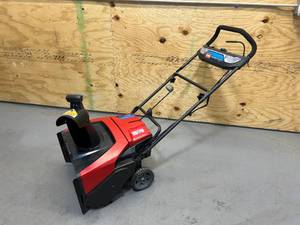 lot 10A image: TORO 21 Inch Power Clear e21 60V Snow Blower (Tool Only)