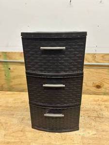 lot 189 image: STERLITE 3 Drawer Plastic Storage Dresser