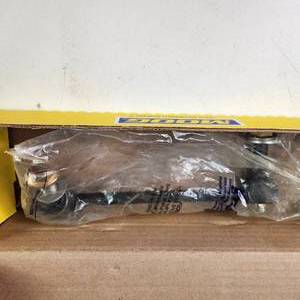 lot 39 image: New Moog Sway Bar Link Or Kit K80822