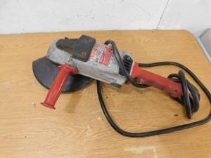 lot 20 image: Milwaukee 6 Grinder  Sander
