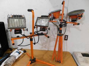 lot 22 image: 2 - Tri-Pod Shop Flood Lights