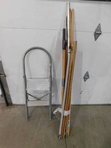 lot 28 image: Extended Poles Lot