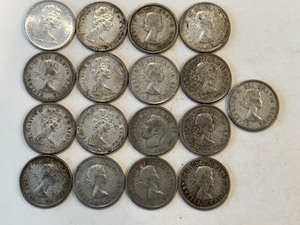 LOT OF 17 CANADIAN QUARTERS
