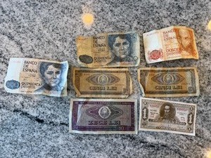 SMALL LOT OF FOREIGN PAPER CURRENCY