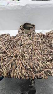 lot 171 image: Mossy Oak Sweatshirt and Pants