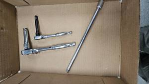 lot 380 image: Husky Drive Ratchets and Extensions