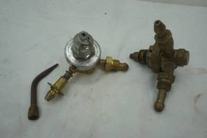 lot 4 image: Regulators and welding accessory