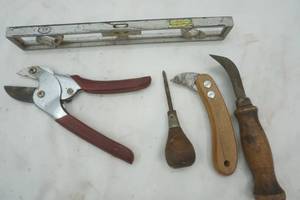 lot 7 image: Pruning knives, Globemaster level and other tools