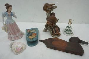lot 21 image: Ceramic home decor