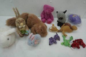 lot 30 image: Collectible toy lot