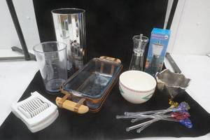 lot 46 image: Vintage kitchen lot with acrylic saltpepper